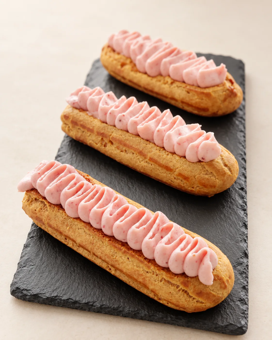 Éclairs mit rosafarbener Creme